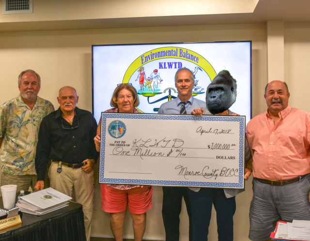 Skunk Ape presents check